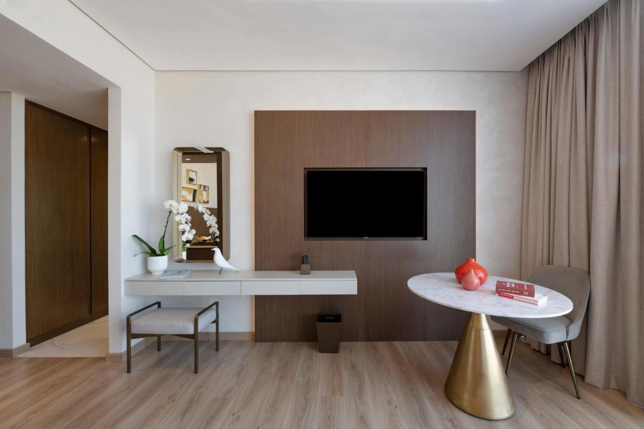 Movenpick Jumeirah Village Triangle ドバイ エクステリア 写真 A room at the hotel