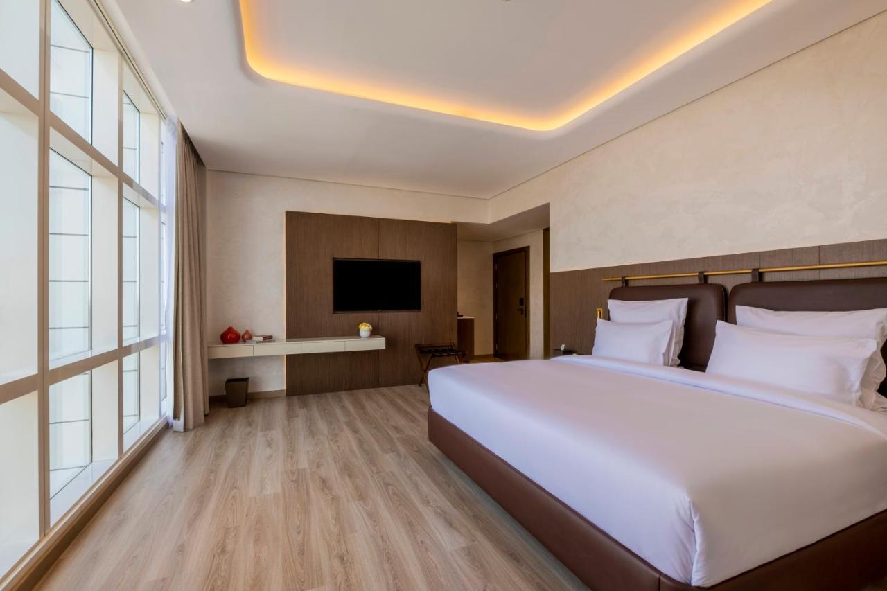 Movenpick Jumeirah Village Triangle ドバイ エクステリア 写真