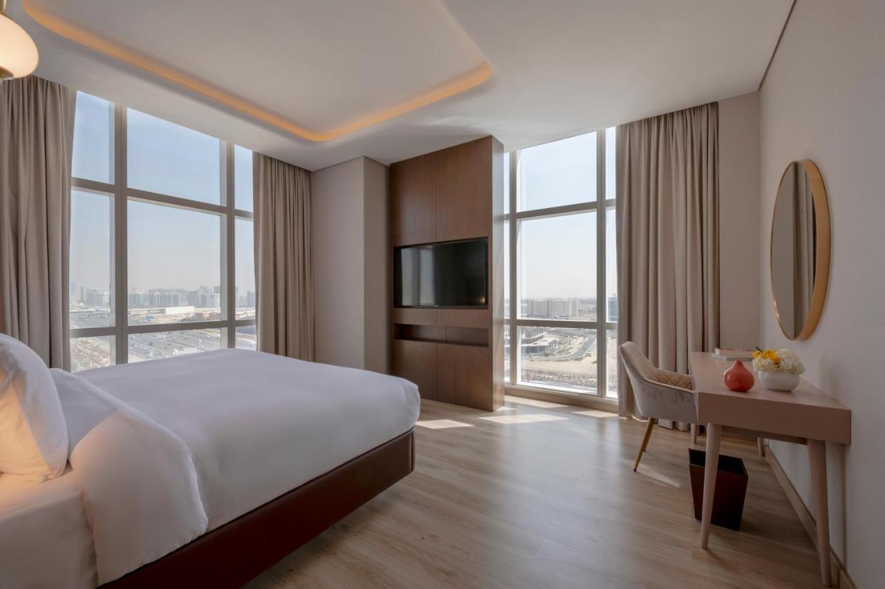 Movenpick Jumeirah Village Triangle ドバイ エクステリア 写真 A bedroom at the hotel