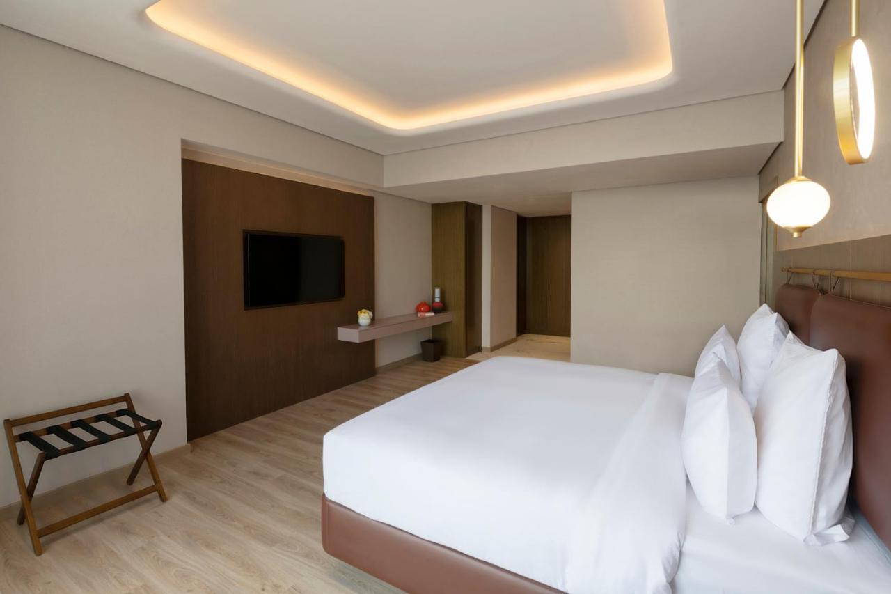 Movenpick Jumeirah Village Triangle ドバイ エクステリア 写真 A bedroom at the hotel