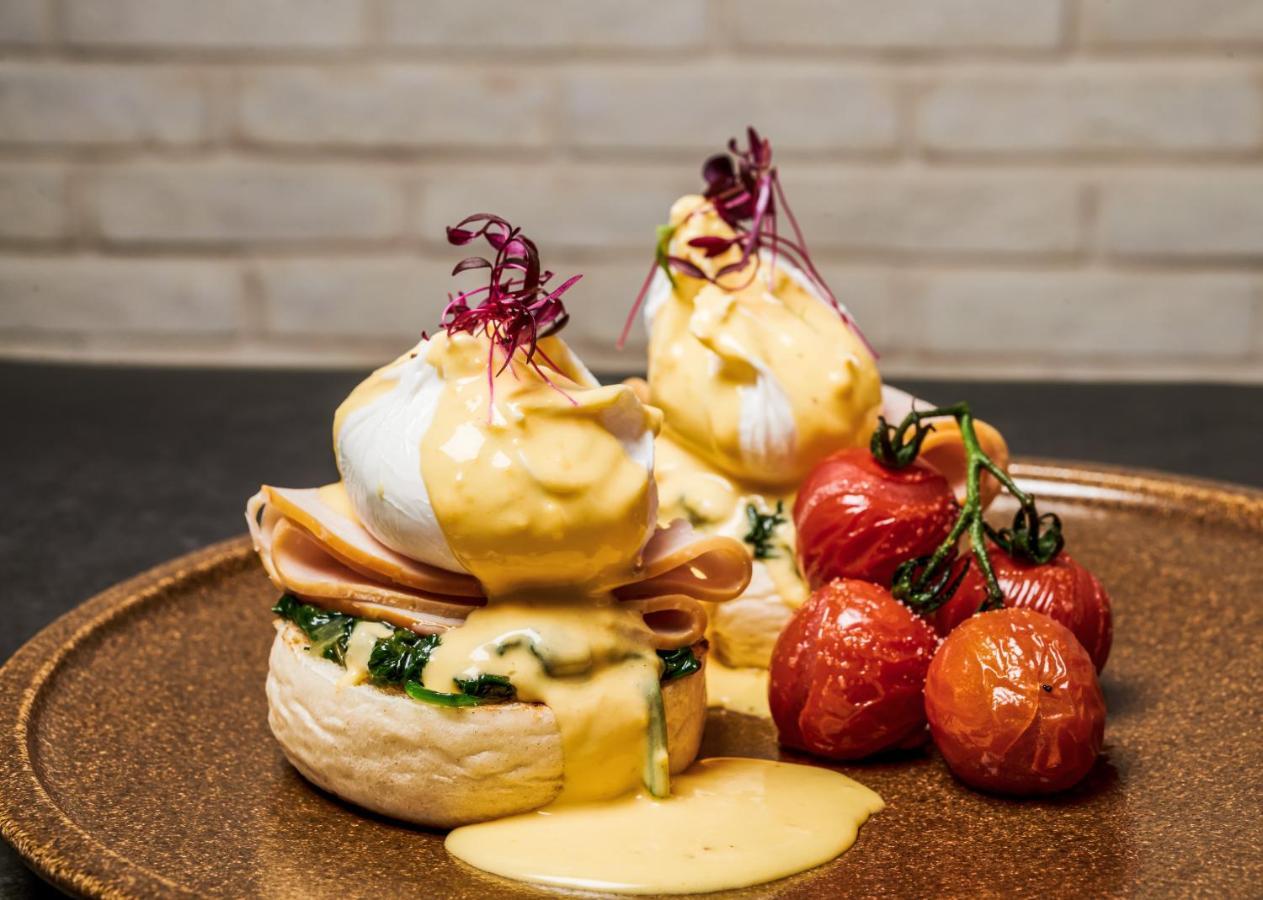 Movenpick Jumeirah Village Triangle ドバイ エクステリア 写真 Eggs Benedict