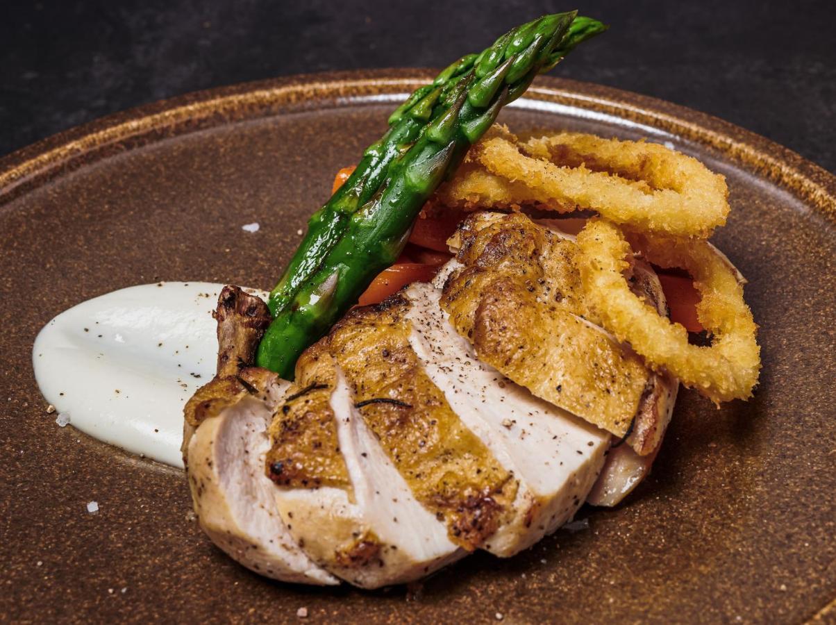Movenpick Jumeirah Village Triangle ドバイ エクステリア 写真 A pork chop prepared sous vide