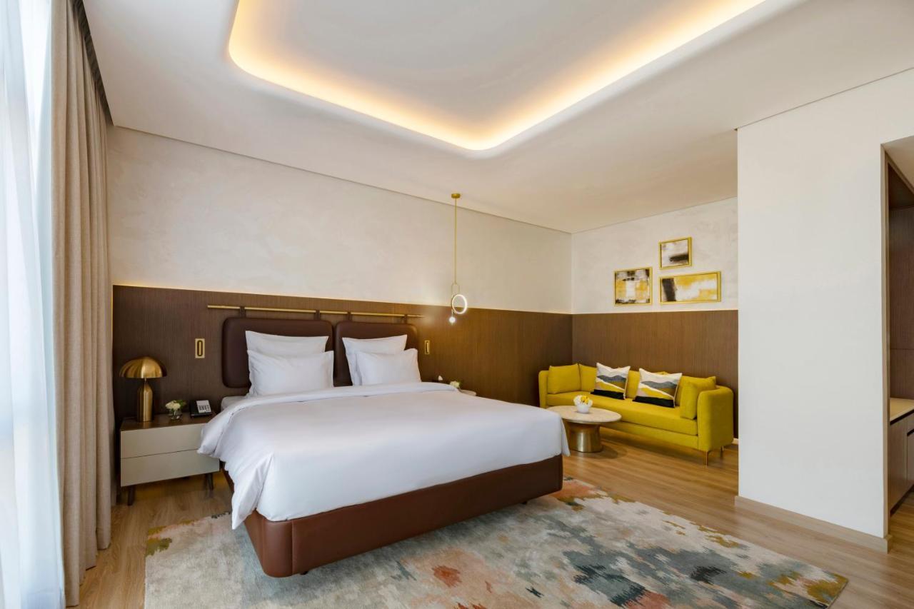 Movenpick Jumeirah Village Triangle ドバイ エクステリア 写真 A bedroom at the hotel