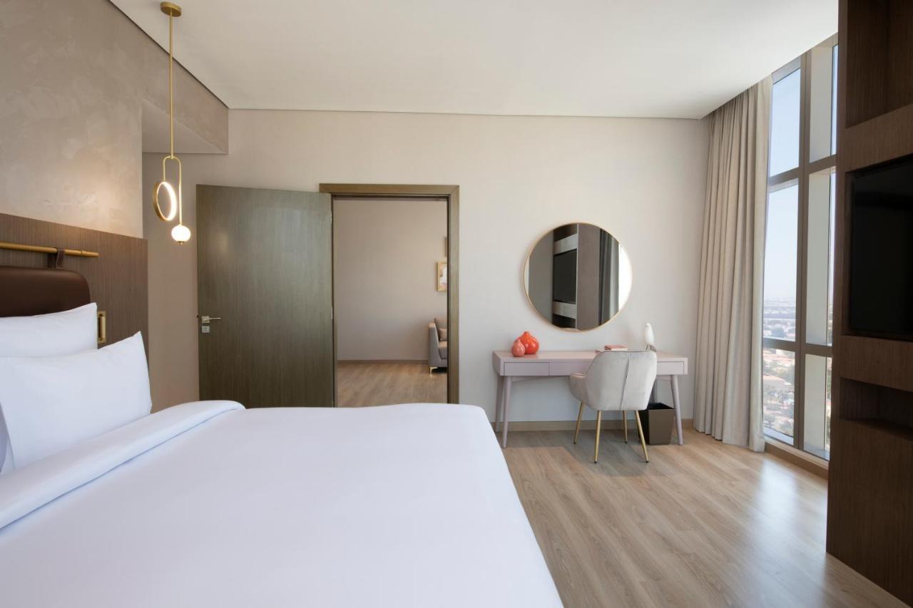 Movenpick Jumeirah Village Triangle ドバイ エクステリア 写真 A bedroom at the hotel