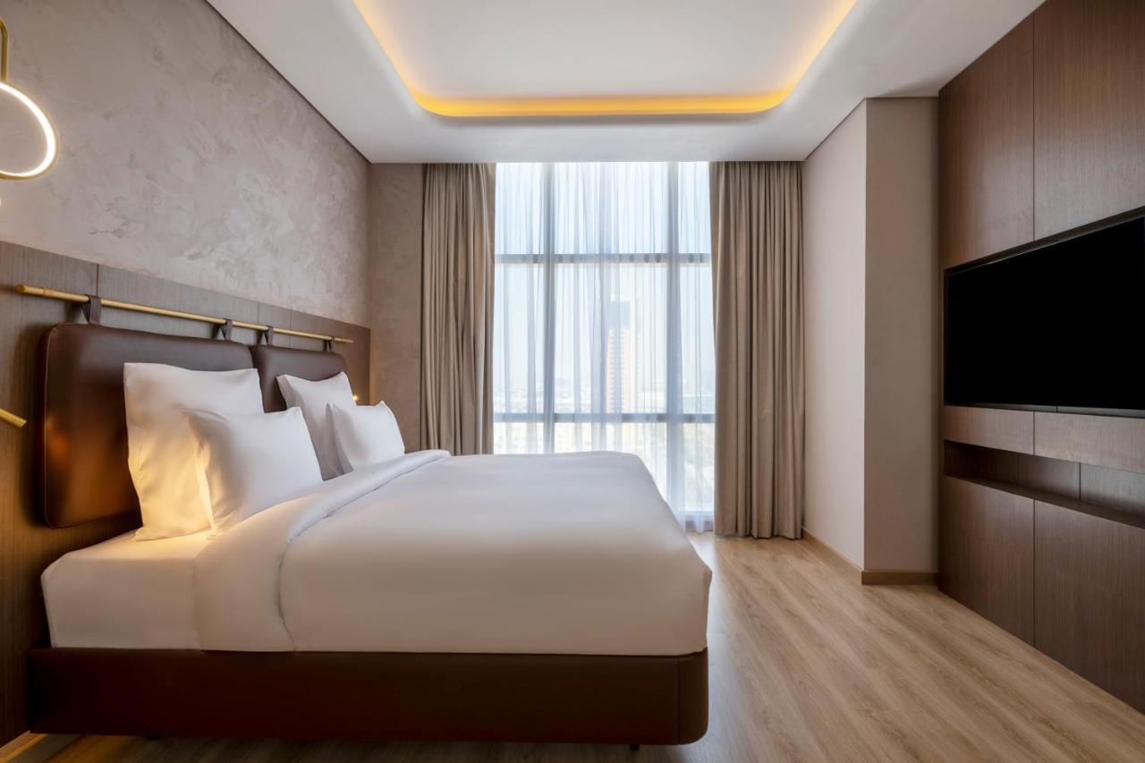 Movenpick Jumeirah Village Triangle ドバイ エクステリア 写真 A bedroom at the hotel
