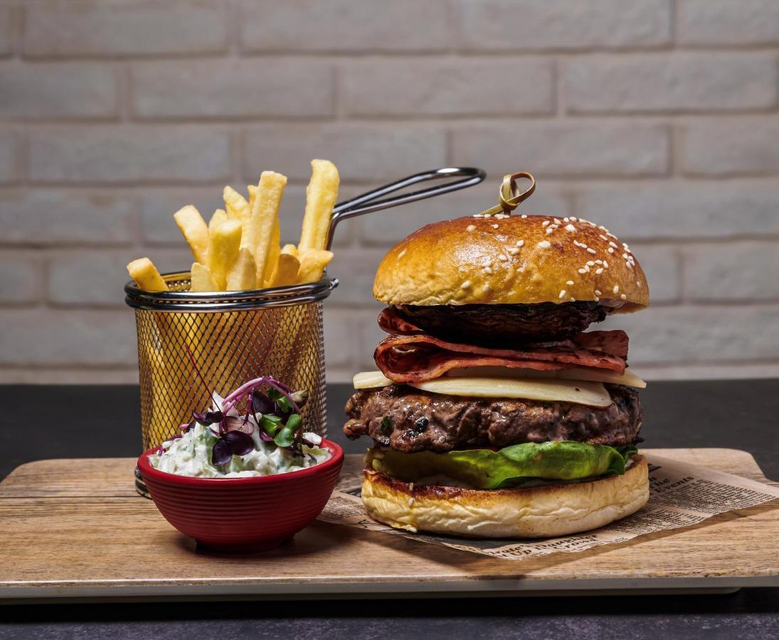 Movenpick Jumeirah Village Triangle ドバイ エクステリア 写真 A hamburger with chips