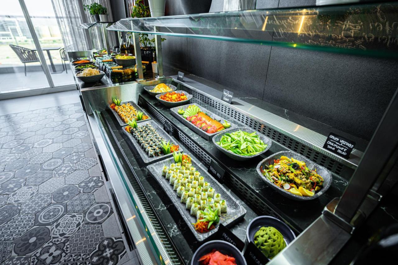 Movenpick Jumeirah Village Triangle ドバイ エクステリア 写真 A salad bar