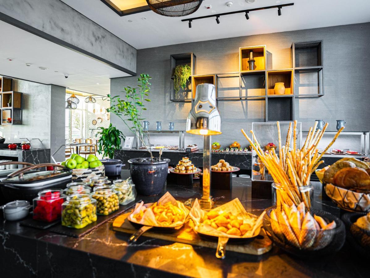 Movenpick Jumeirah Village Triangle ドバイ エクステリア 写真 The buffet at the restaurant