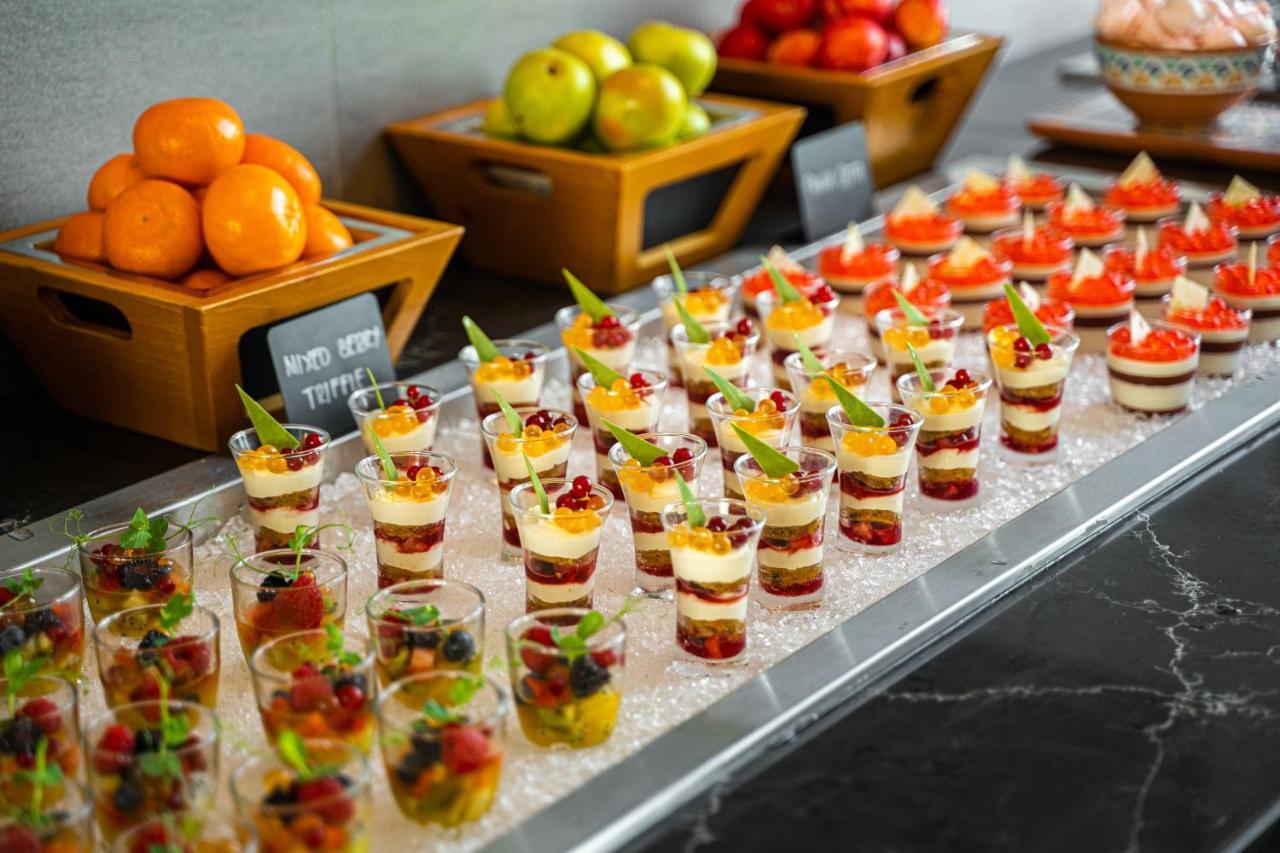 Movenpick Jumeirah Village Triangle ドバイ エクステリア 写真 A dessert buffet