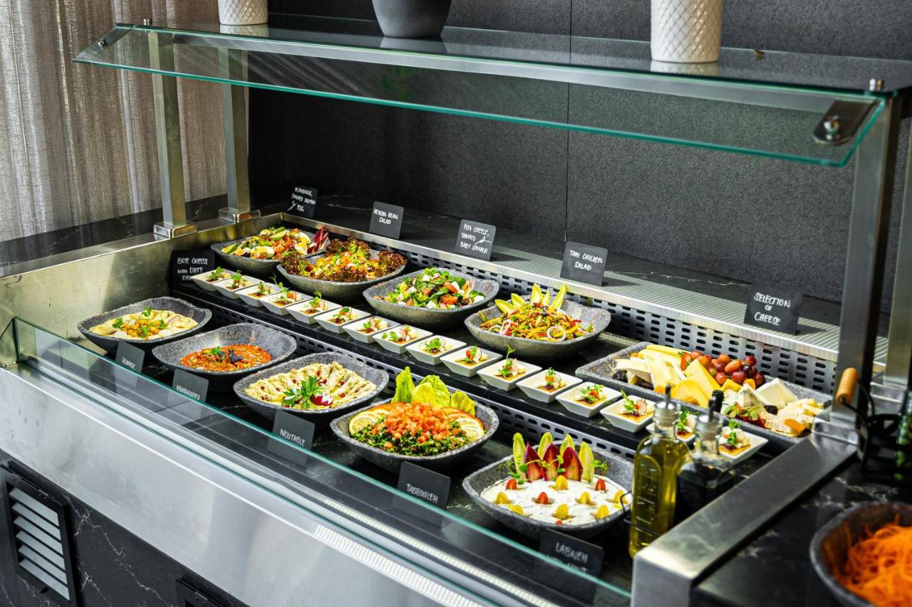 Movenpick Jumeirah Village Triangle ドバイ エクステリア 写真 A salad bar