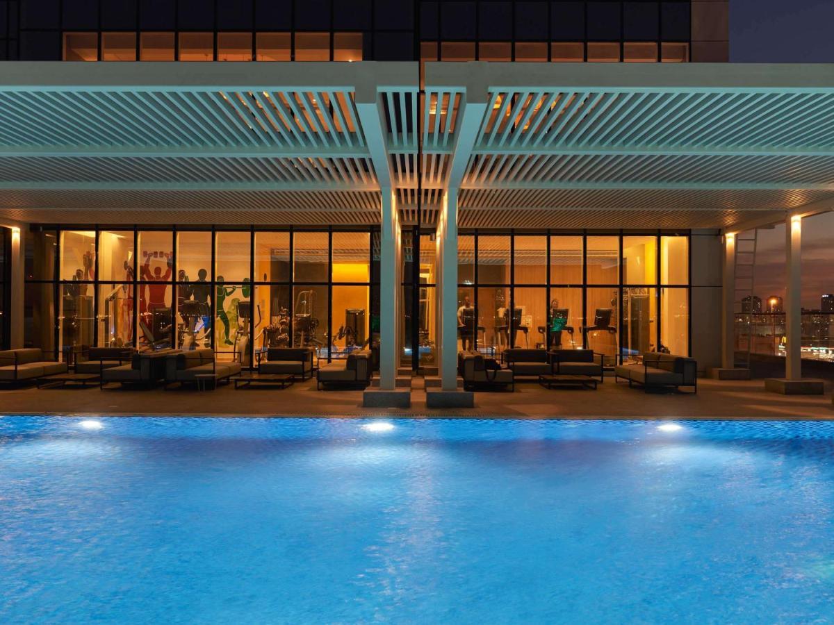 Movenpick Jumeirah Village Triangle ドバイ エクステリア 写真 The swimming pool at the hotel