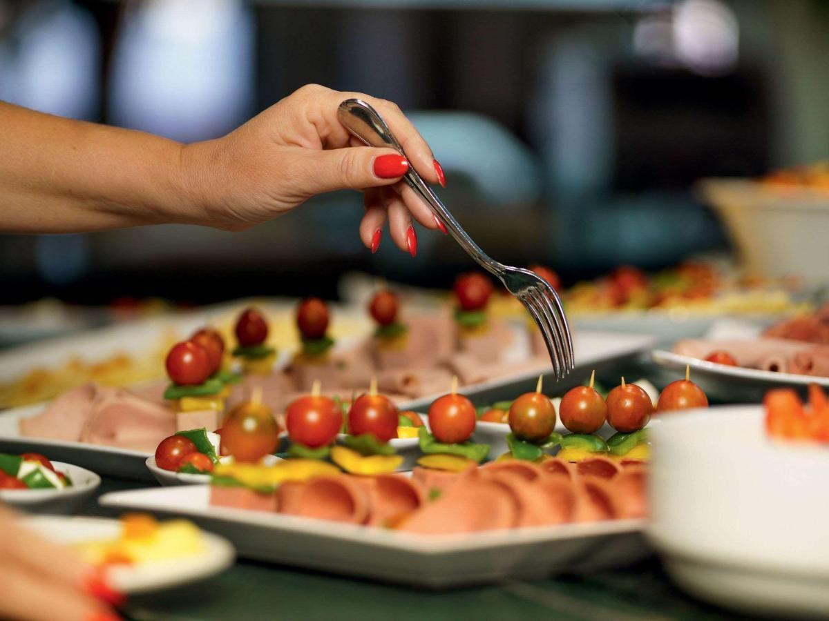 Movenpick Jumeirah Village Triangle ドバイ エクステリア 写真 A buffet