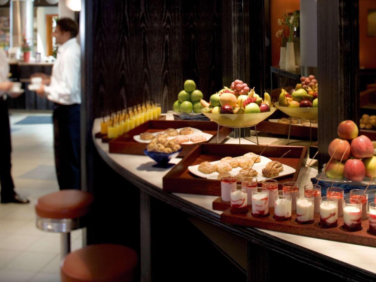 Movenpick Jumeirah Village Triangle ドバイ エクステリア 写真 A buffet at a hotel