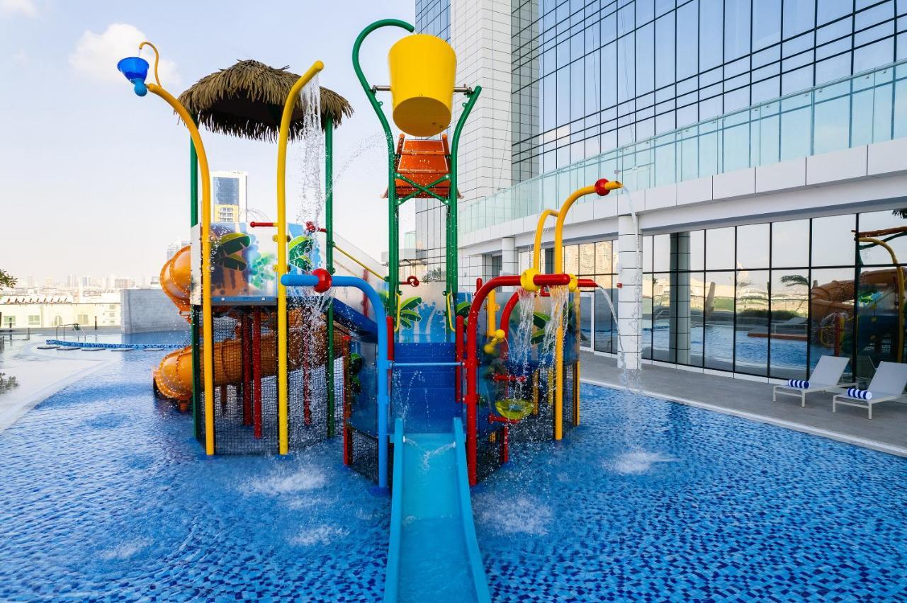Movenpick Jumeirah Village Triangle ドバイ エクステリア 写真 A water park in Dubai