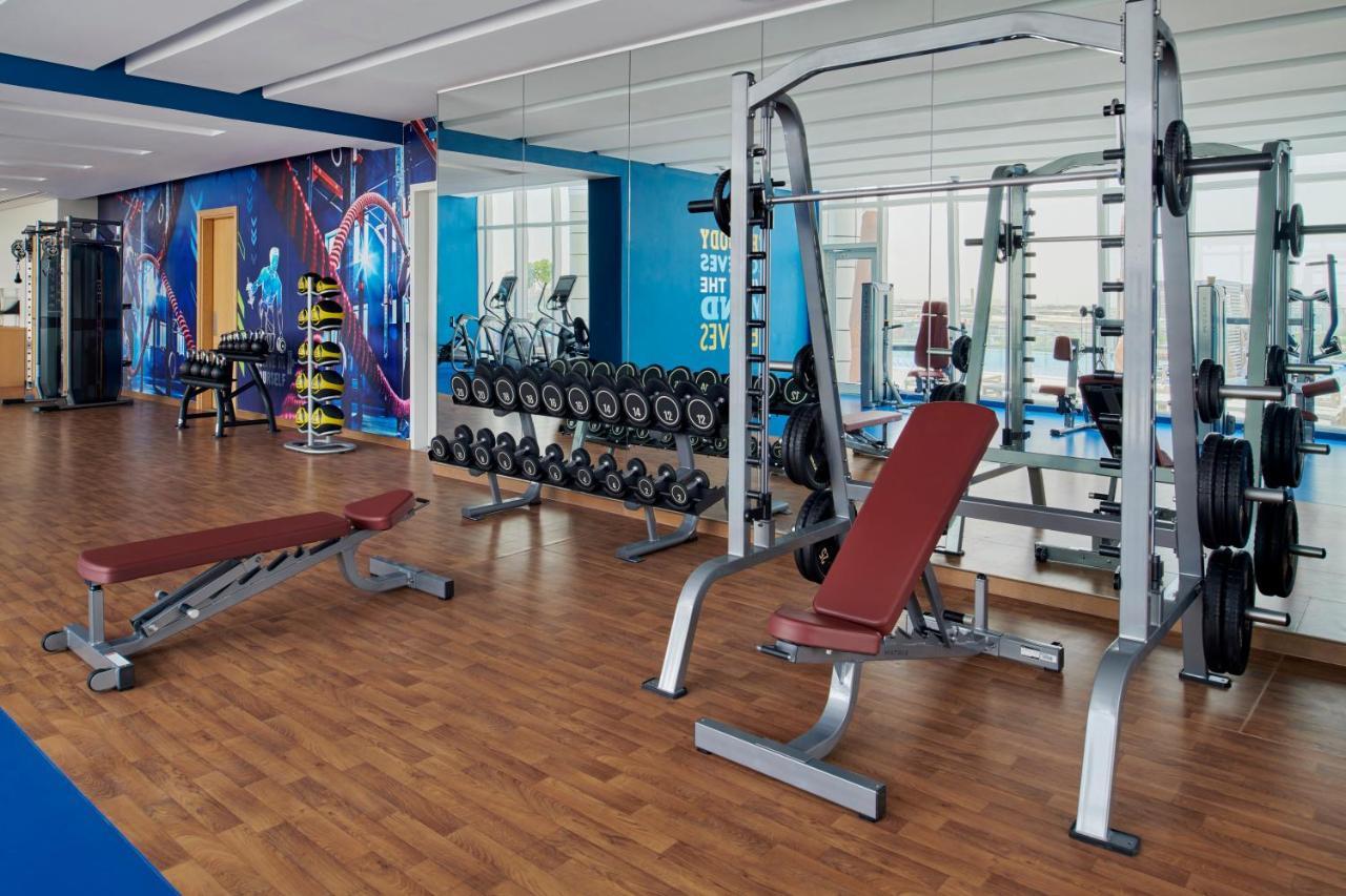 Movenpick Jumeirah Village Triangle ドバイ エクステリア 写真 A modern gym
