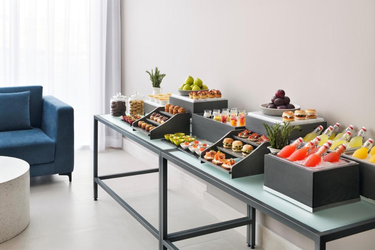 Movenpick Jumeirah Village Triangle ドバイ エクステリア 写真 A buffet table