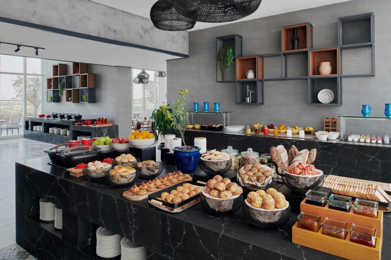 Movenpick Jumeirah Village Triangle ドバイ エクステリア 写真 A buffet at a hotel