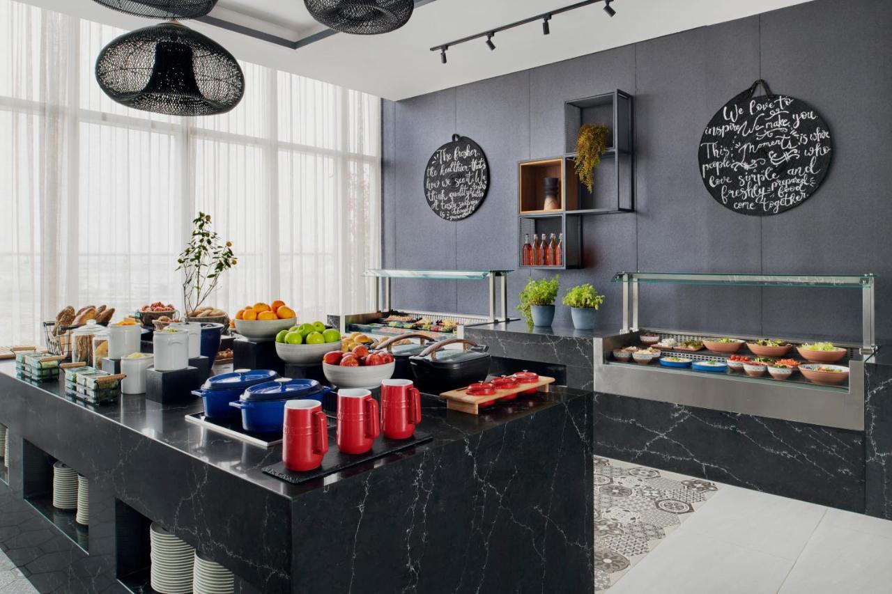 Movenpick Jumeirah Village Triangle ドバイ エクステリア 写真 A buffet at a hotel
