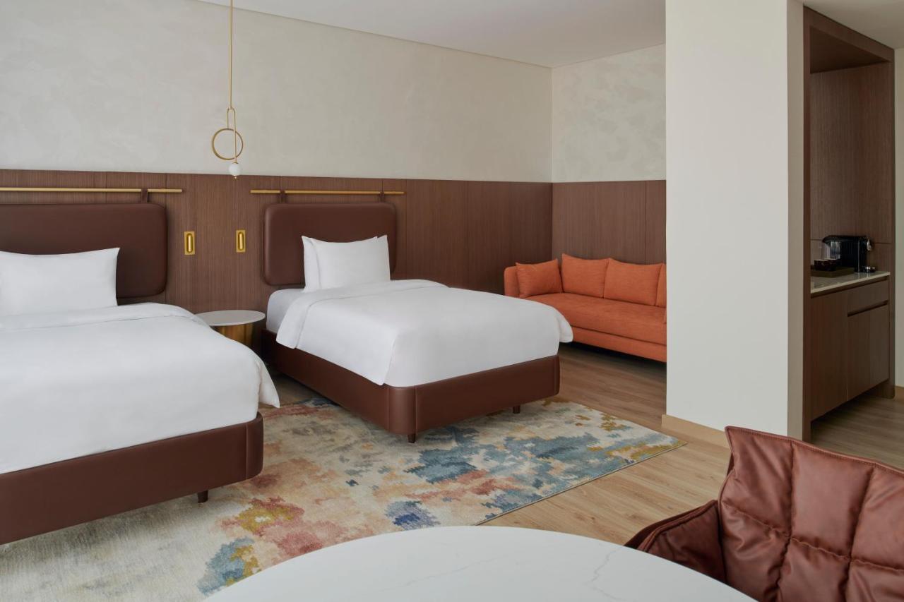 Movenpick Jumeirah Village Triangle ドバイ エクステリア 写真 A room at the hotel